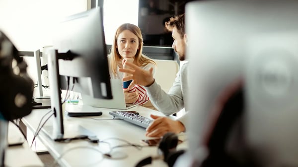 Kun intranet oikeasti tukee työpäivää – tekoäly muuttaa arjen tiedonhallintaa